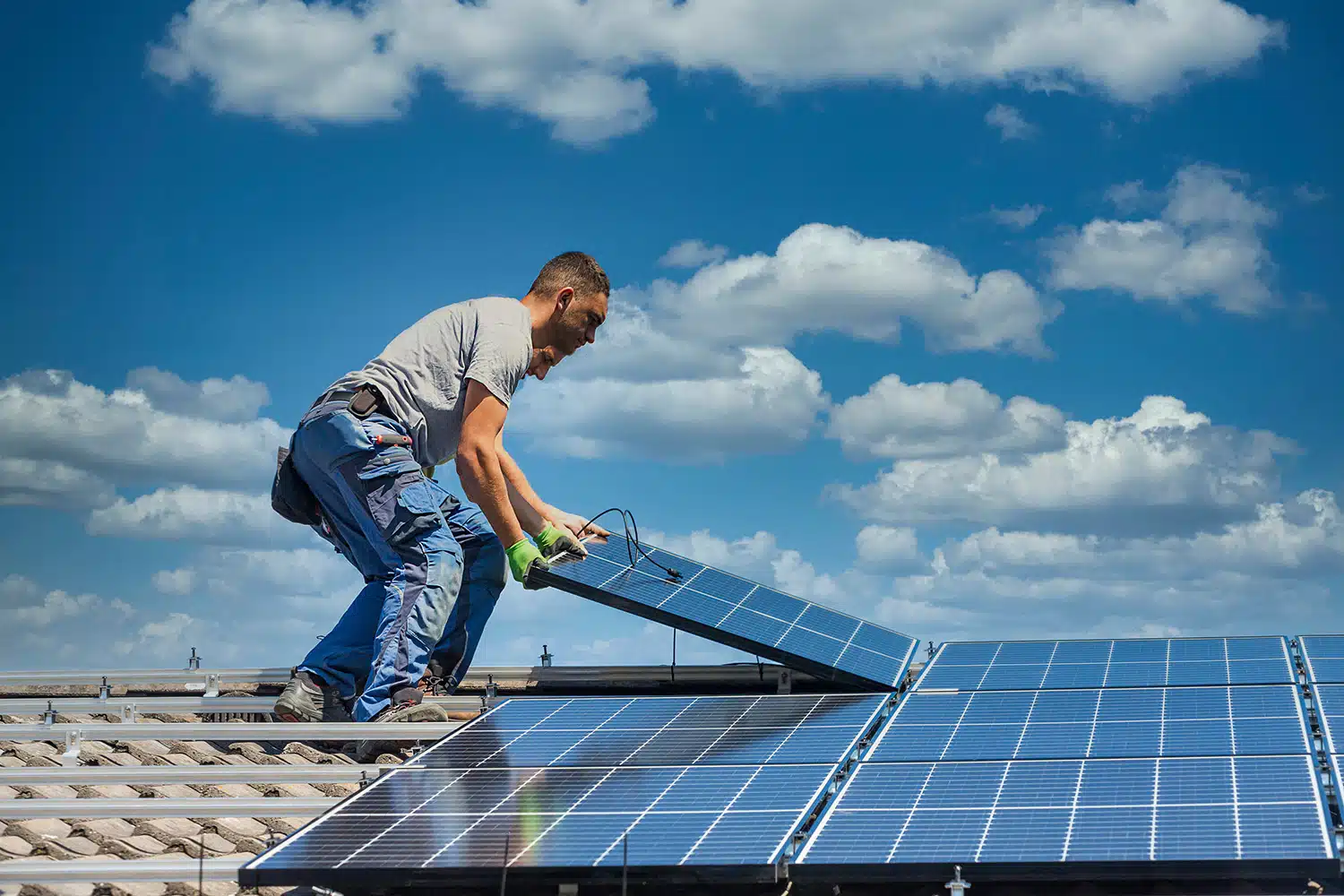 Installation de panneaux solaires sur le toit d'une maison